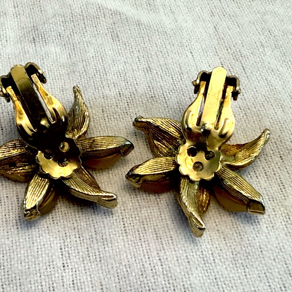 Vintage Gold Leaf Floral Clip-On Earrings with Cream Lucite - Picture 4 of 6